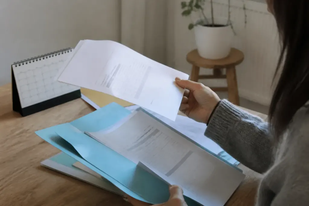 Document allocation chômage avec calendrier et dates limites visibles