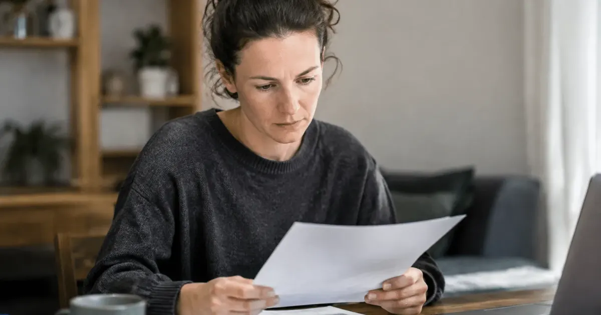 personne assise consultant documents allocation chomage travailleur independant