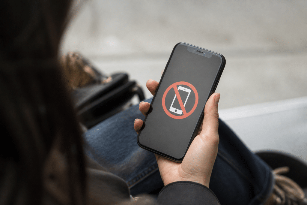 Telephone raye avec symbole interdiction sur ecran numerique