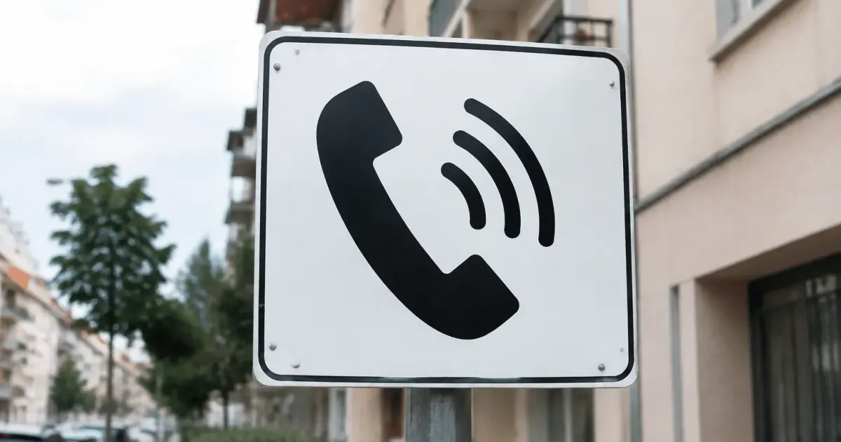 Numero de telephone affiche en gros caracteres noirs