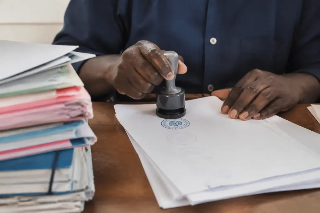 Documents de travail avec signatures et tampons officiels