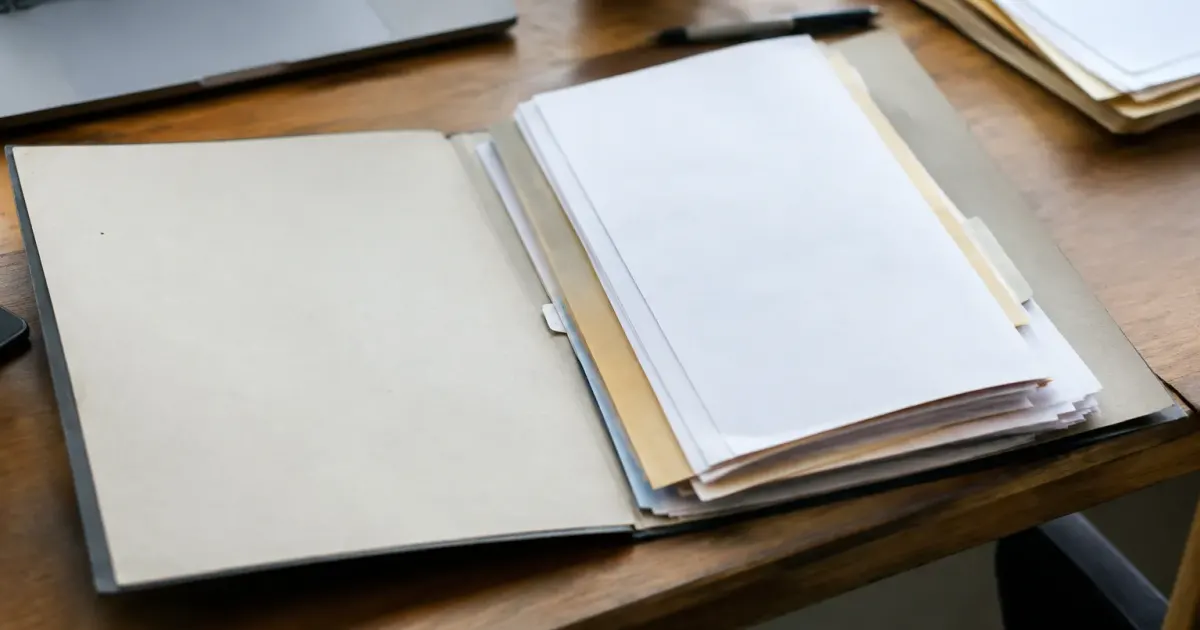 Dossier affaires ouvert sur bureau avec documents